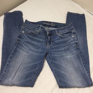 American Eagle: Lightwash Stretch Skinny Jeans